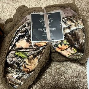 Truetimber camo berbervthtow. 50x60. NWT